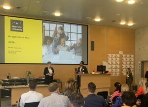 Noah hält einen Workshop zum Thema Unconscious Bias