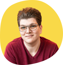 Portrait von Alexis Sofia Weavind vor gelbem Hintergrund