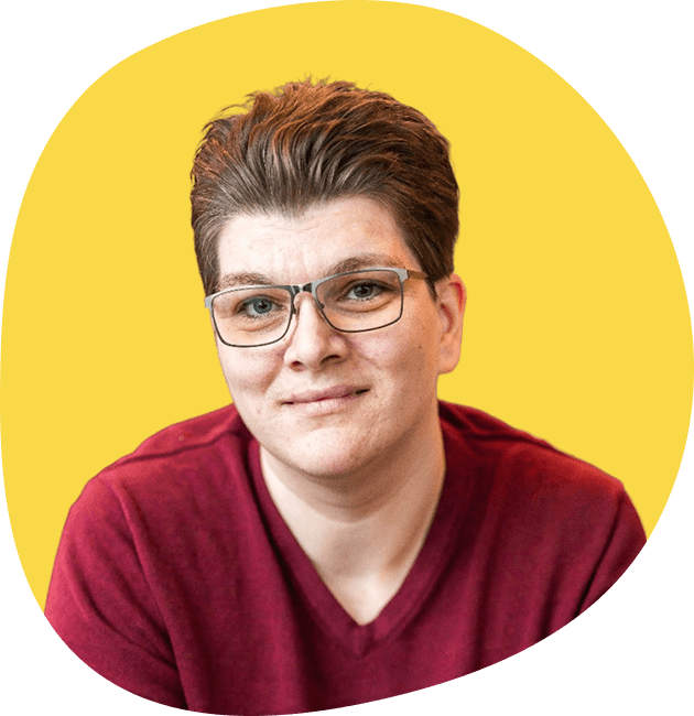 Portrait von Alexis Sofia Weavind vor gelbem Hintergrund