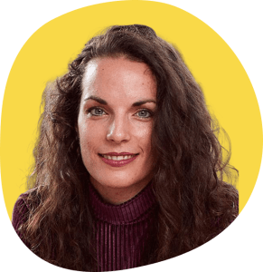 Portrait von Dr. Clara Herdeanu vor gelbem Hintergrund