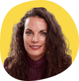 Portrait von Dr. Clara Herdeanu vor gelbem Hintergrund
