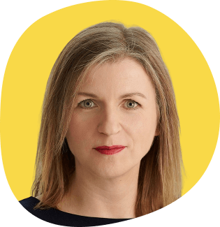 Portrait von Dr. Eva Voss vor gelbem Hintergrund
