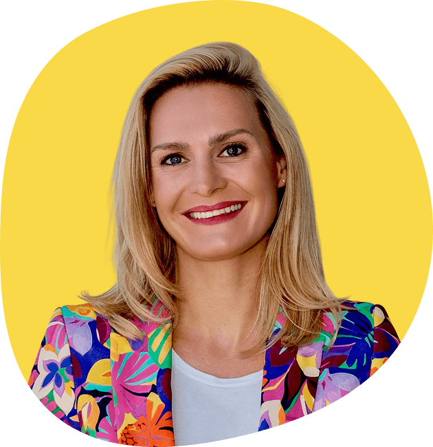 Portrait von Dr. Jana Bachmann vor gelbem Hintergrund