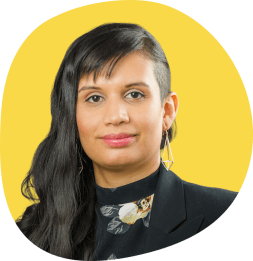 Portrait von Dr. Maia George vor gelbem Hintergrund
