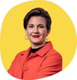 Portrait von Dr. Simone Burel vor gelbem Hintergrund