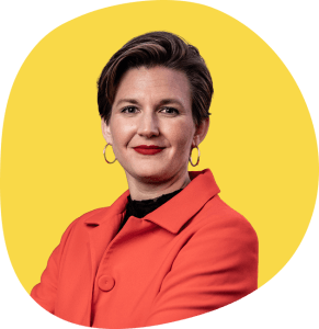 Portrait von Dr. Simone Burel vor gelbem Hintergrund