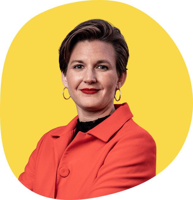 Portrait von Dr. Simone Burel vor gelbem Hintergrund