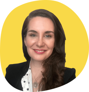 Portrait von Dr. Stefanie Becker vor gelbem Hintergrund