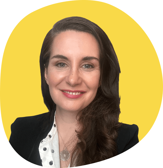 Portrait von Dr. Stefanie Becker vor gelbem Hintergrund