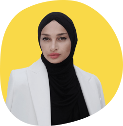 Portrait von Meriem Lebdiri vor gelbem Hintergrund