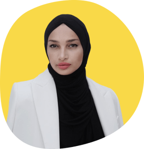 Portrait von Meriem Lebdiri vor gelbem Hintergrund