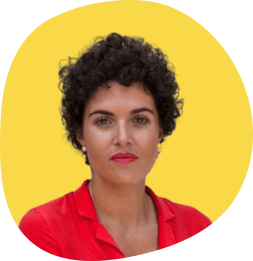 Portrait von Mona Hafez vor gelbem Hintergrund