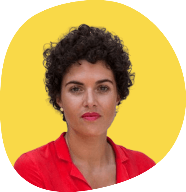 Portrait von Mona Hafez vor gelbem Hintergrund