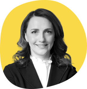 Portrait von Natalia Reschetnikow vor gelbem Hintergrund