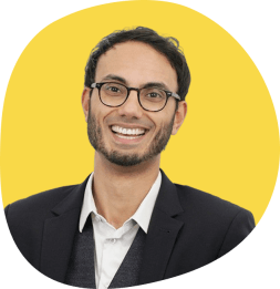 Portrait von Noah Fleischer vor gelbem Hintergrund