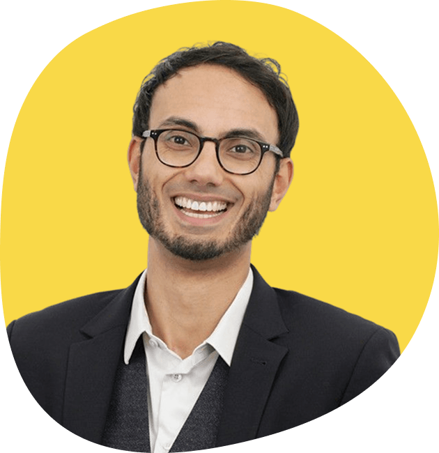 Portrait von Noah Fleischer vor gelbem Hintergrund