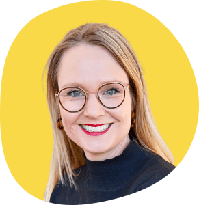 Portrait von Sarah Anna Nagel vor gelbem Hintergrund