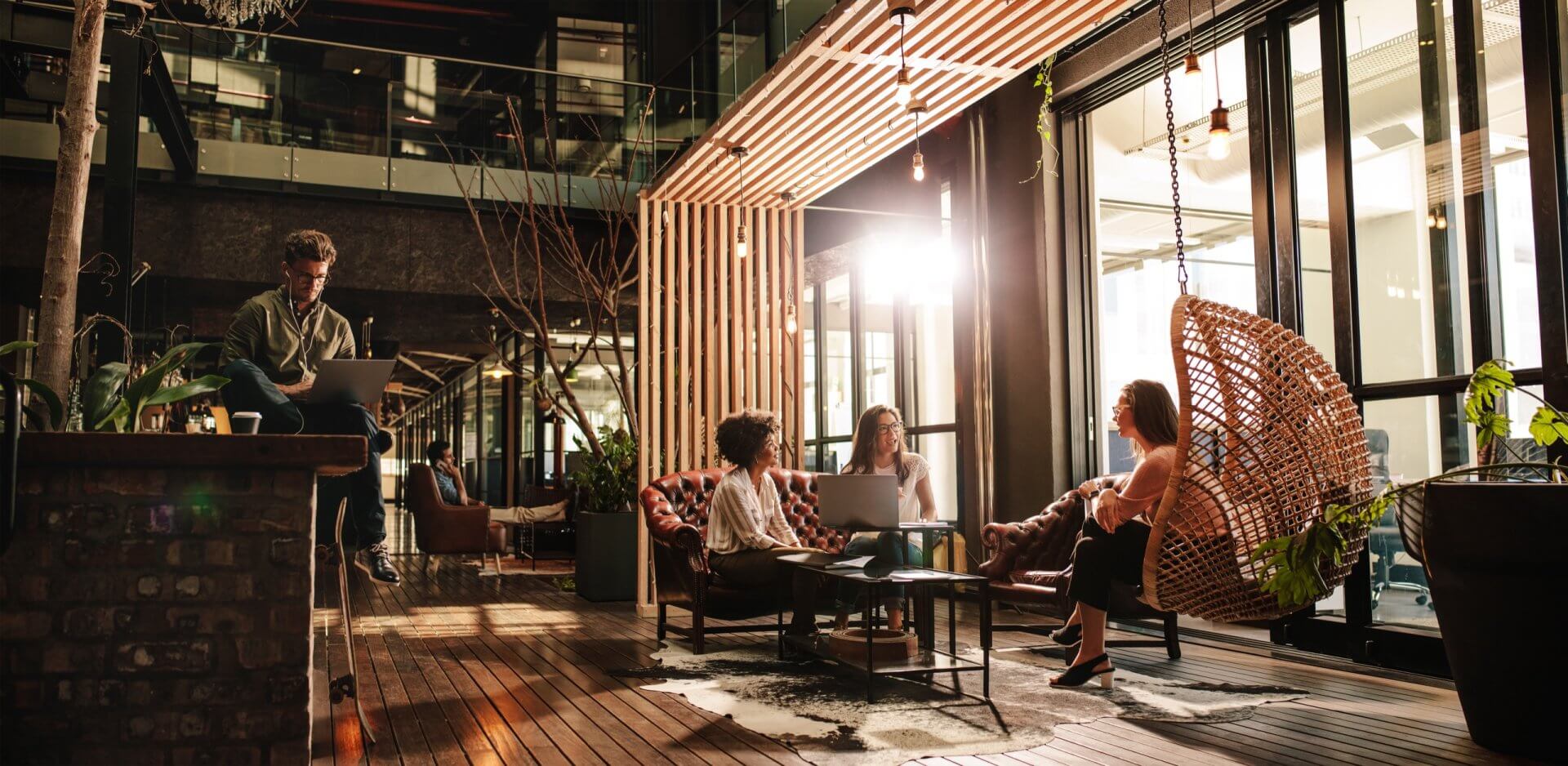 Weiter Blick in eine Lounge, Menschen sitzen in Sesseln beisammen