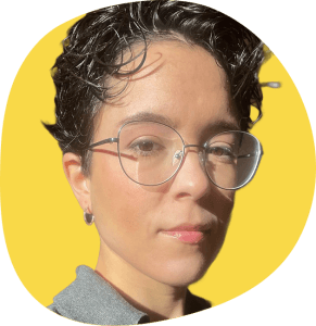 Portrait von Beliz Weiß vor gelbem Hintergrund