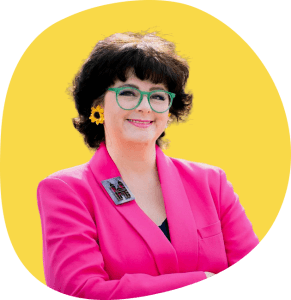 Portrait von Dorothea Kaufmann vor gelbem Hintergrund