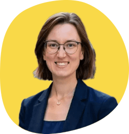 Portrait von Saskia Haupt vor gelbem Hintergrund
