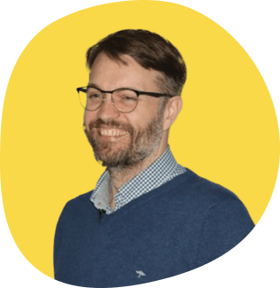 Portrait von Sebastian Tillmann vor gelbem Hintergrund