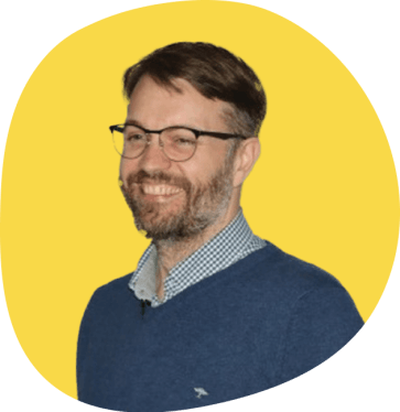Portrait von Sebastian Tillmann vor gelbem Hintergrund