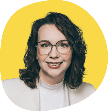 Portrait von Susanne Kabatnik vor gelbem Hintergrund